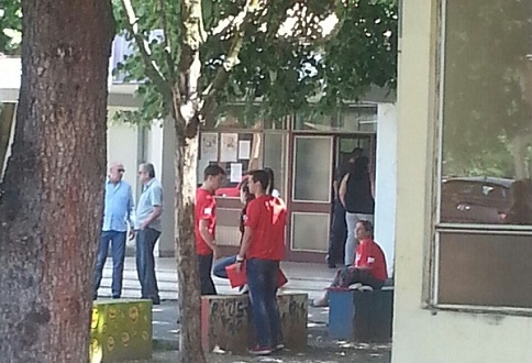 Aktivisti MANS-a na dan izbora pred biračkim mjestima